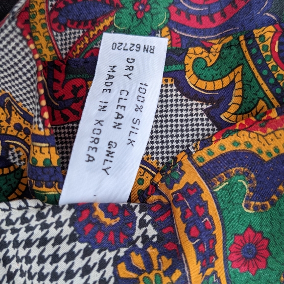 Stunning 90s Vintage Oscar de la Renta Houndstooth Swirl Silk Scarf - Picture 3 of 3